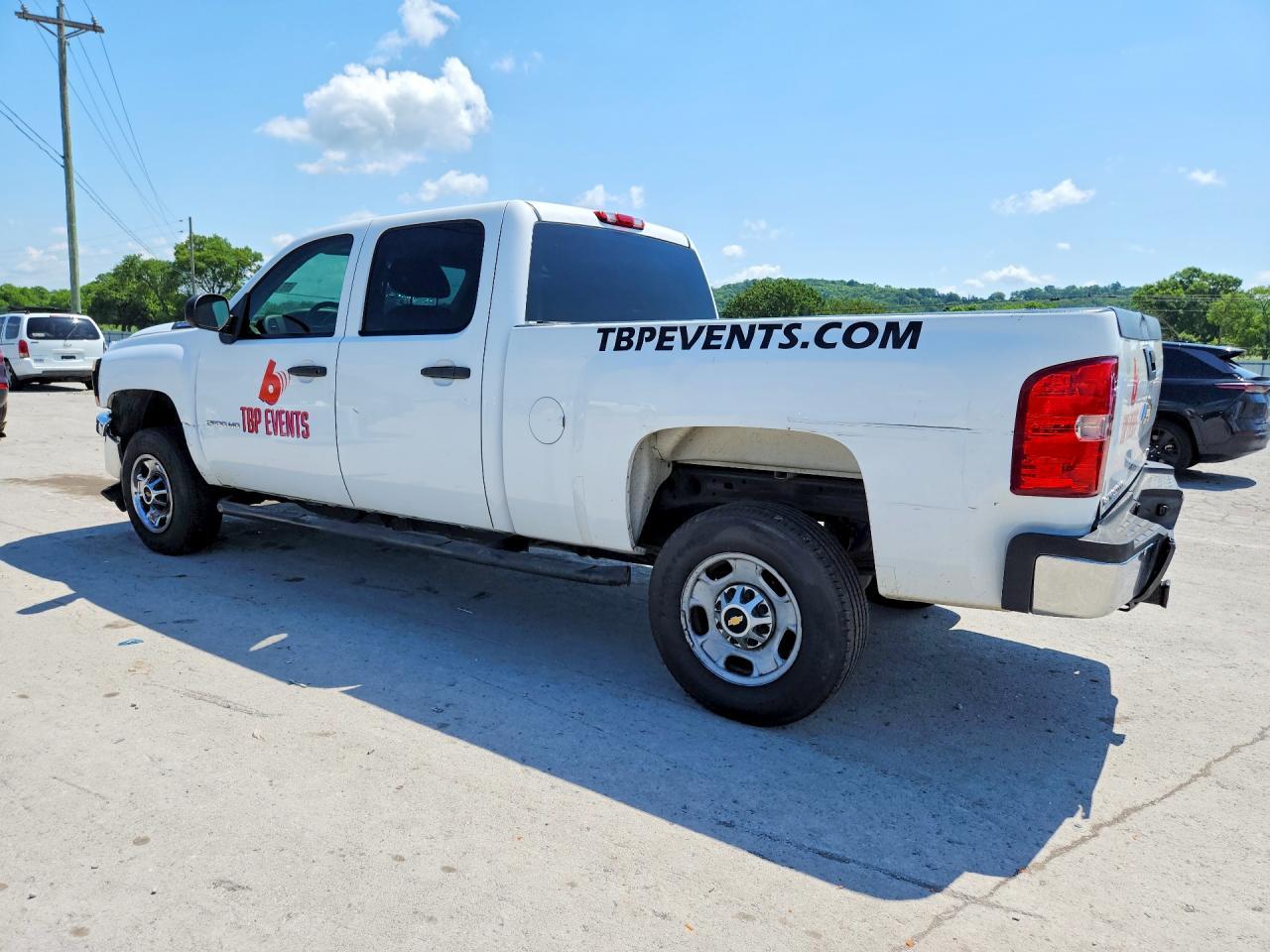 2011 Chevrolet Silverado C2500 Heavy Duty - Image 2