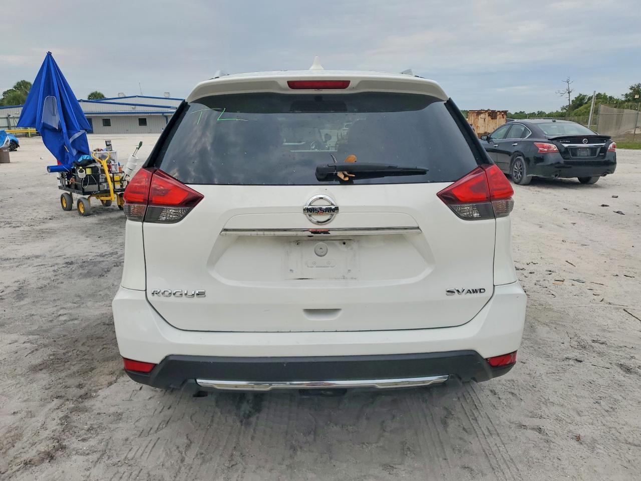 2017 Nissan Rogue Sv - Image 6