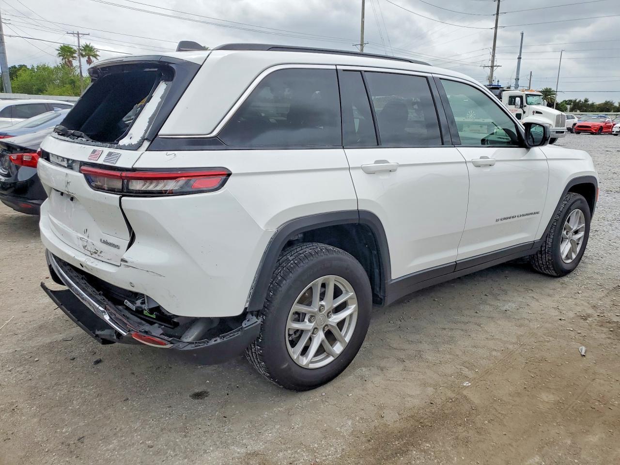 2024 Jeep Grand Cherokee Laredo - Image 3