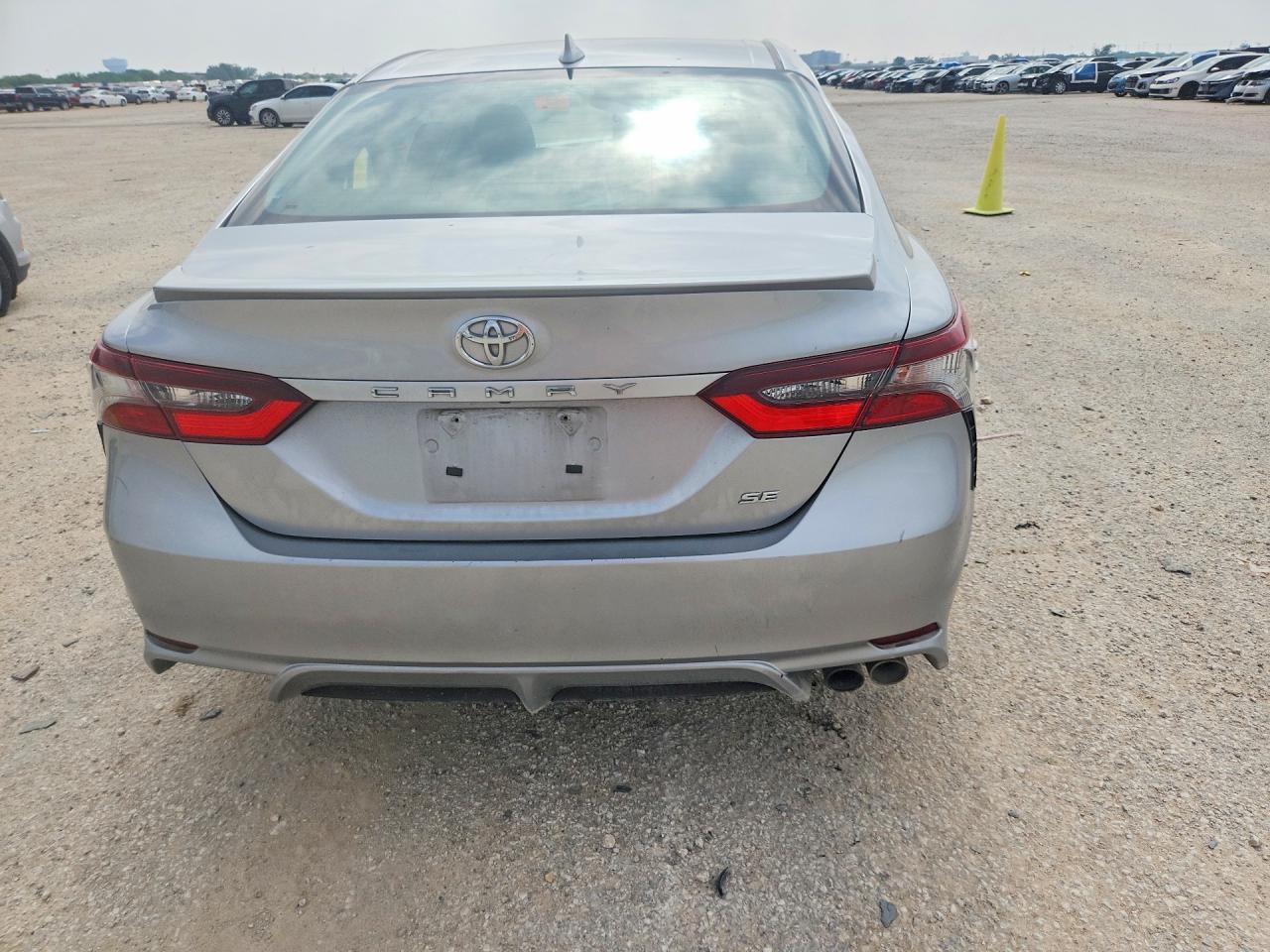 2022 Toyota Camry Se - Image 6