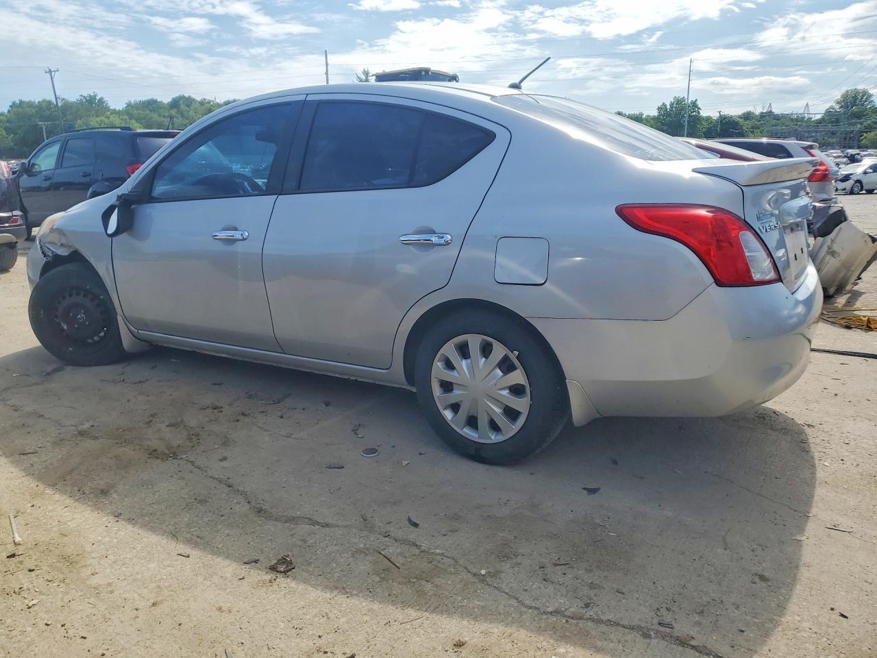 2014 Nissan Versa 1.6 S - Фото 2