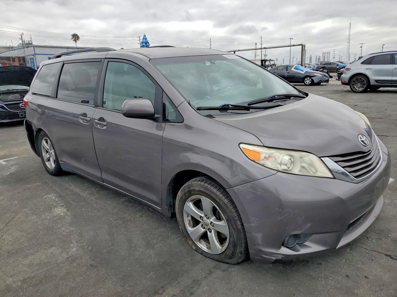 2017 Toyota Sienna Le - Фото 4