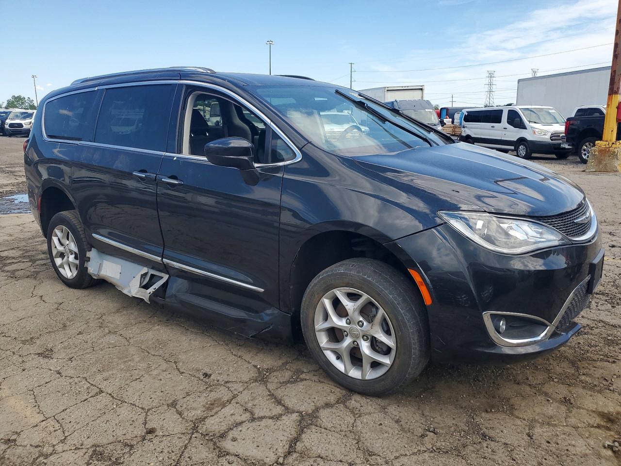 2018 Chrysler Pacifica Touring L - Image 4
