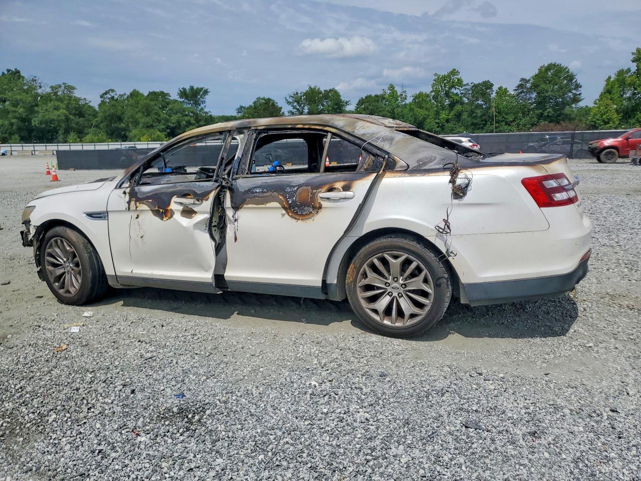 2015 Ford Taurus Limited - Image 2