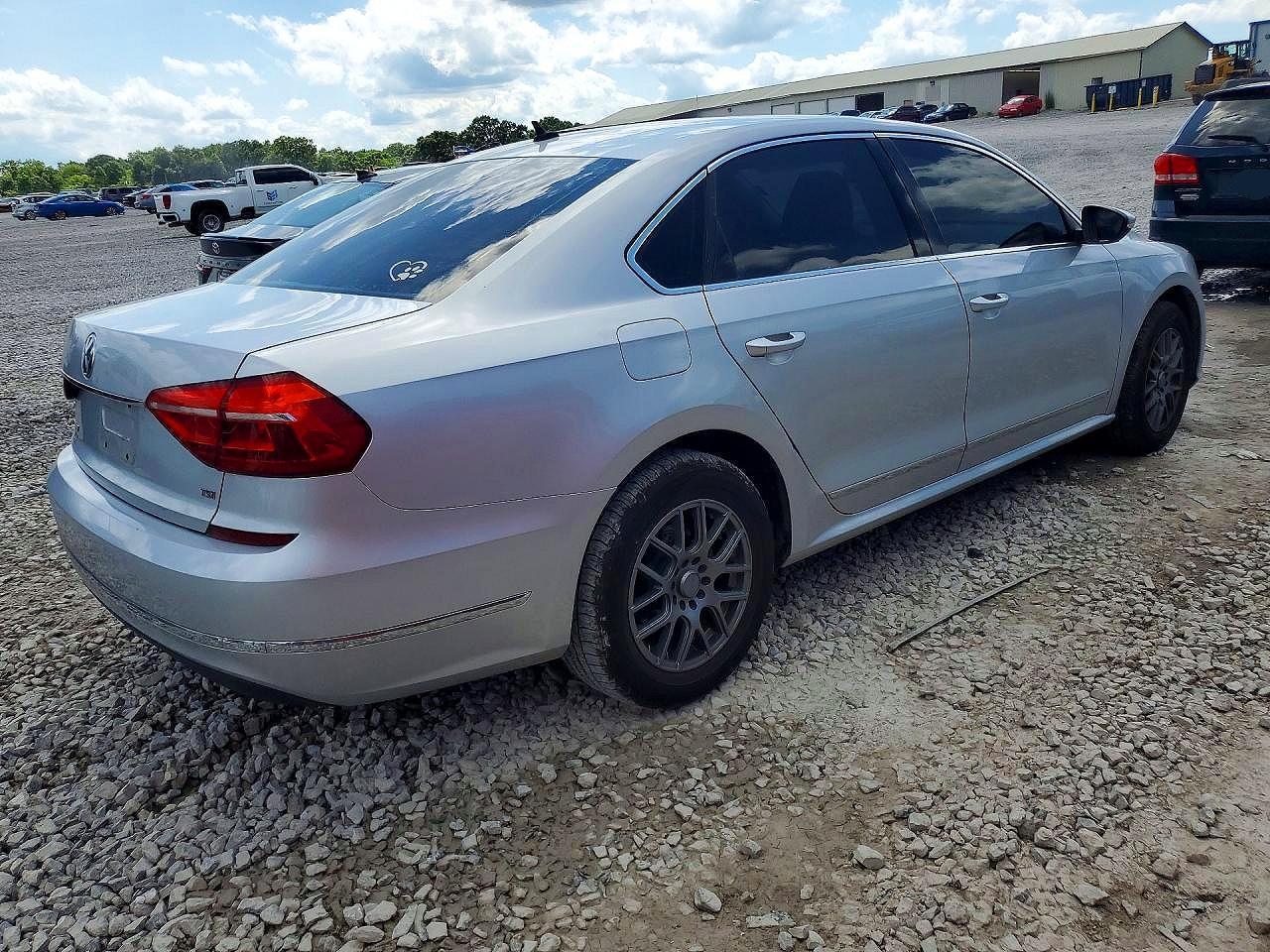 2016 Volkswagen Passat S - Фото 3