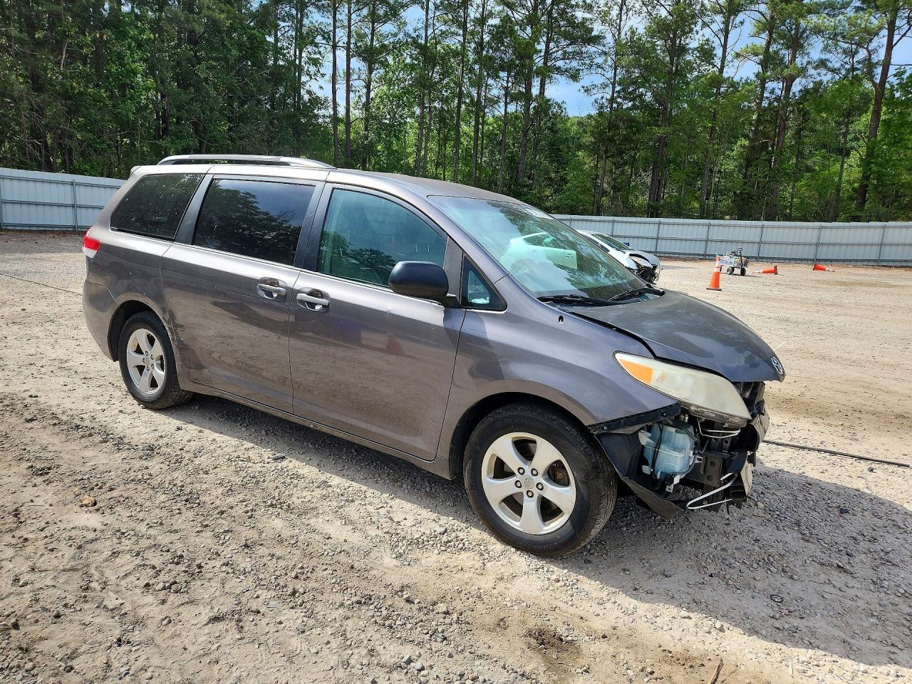 2012 Toyota Sienna Le - Image 4