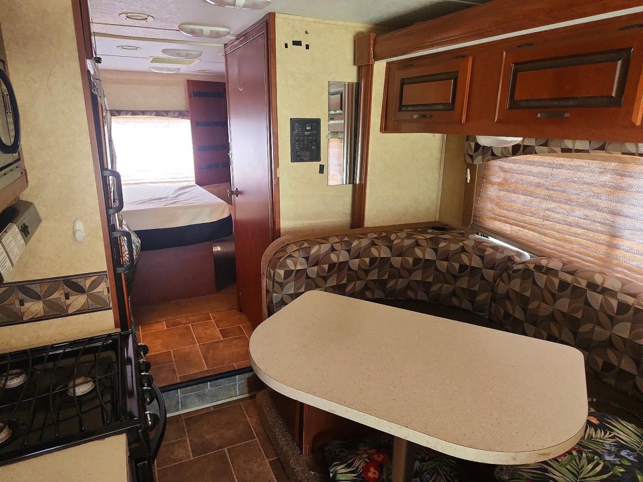 2011 Ford Econoline E450 Super Duty Cutaway Van - Фото 6