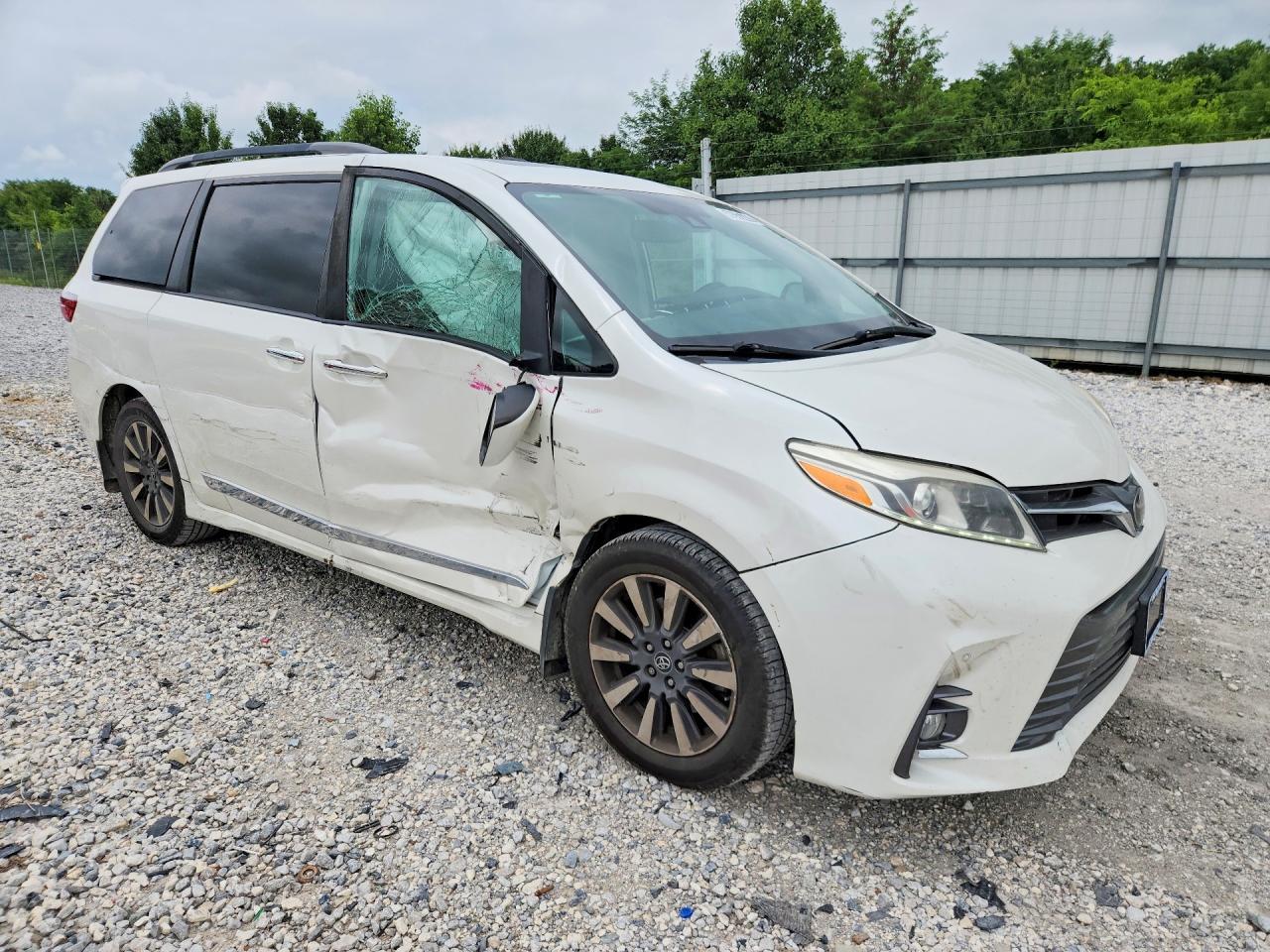 2019 Toyota Sienna Limited 7-Passenger - Image 4