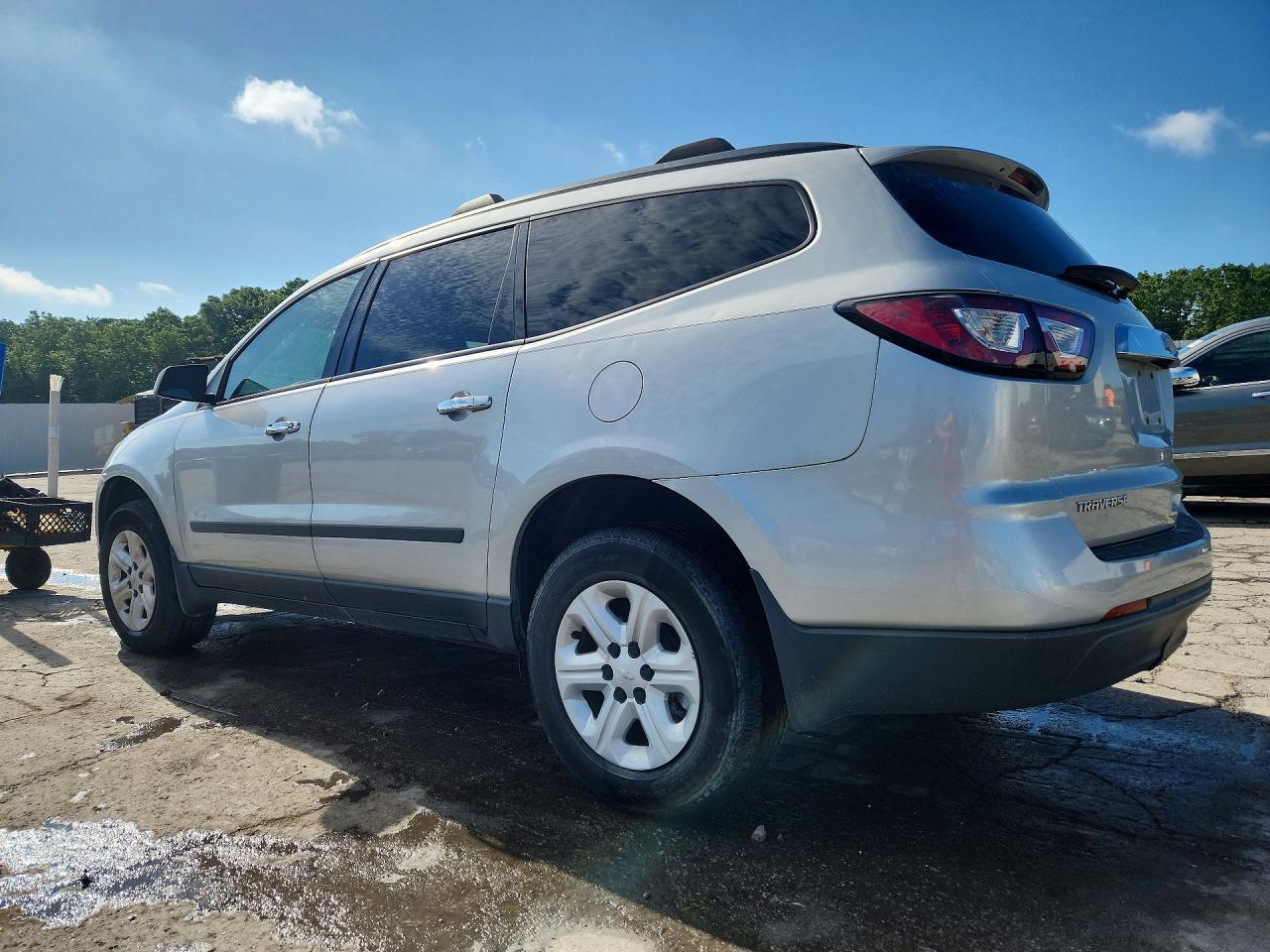 2017 Chevrolet Traverse Ls - Фото 2