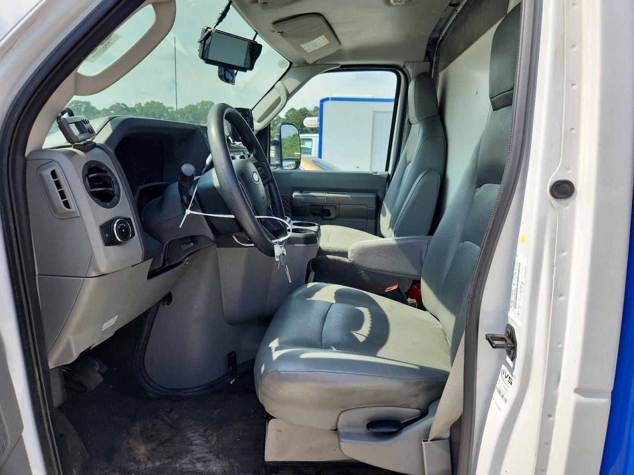 2023 Ford E350 Refrigerated Box Truck - Фото 7