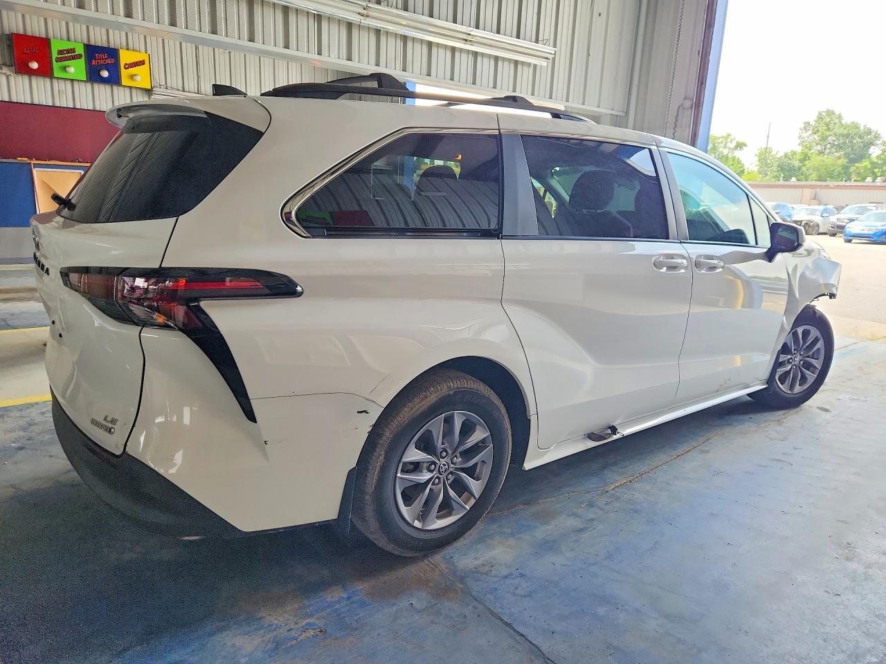 2024 Toyota Sienna Le - Фото 3