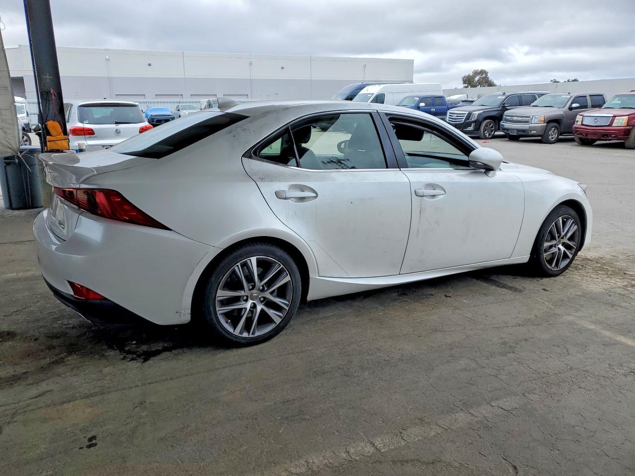 2019 Lexus Is 300 - Image 3
