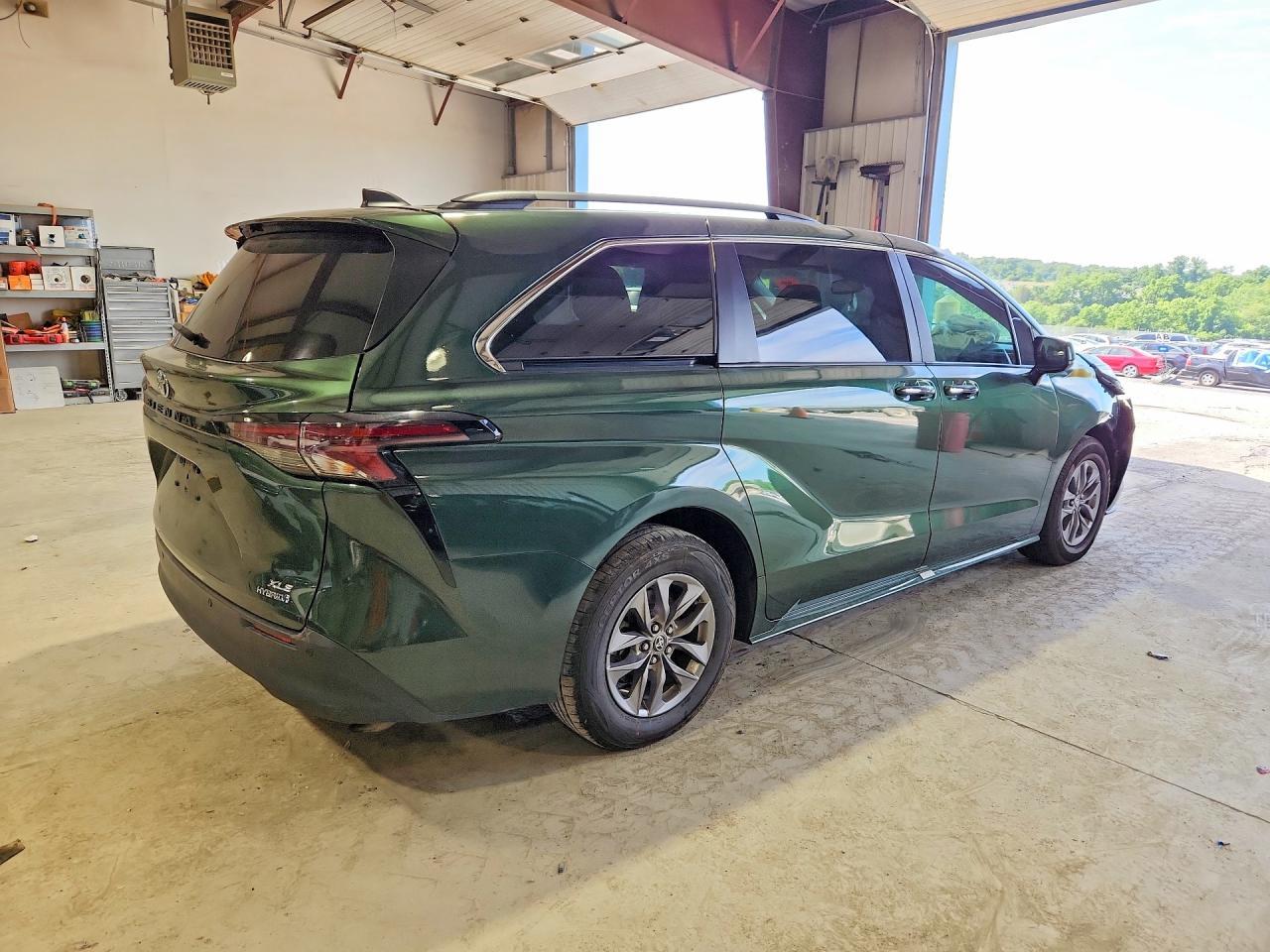 2023 Toyota Sienna Xle - Image 3