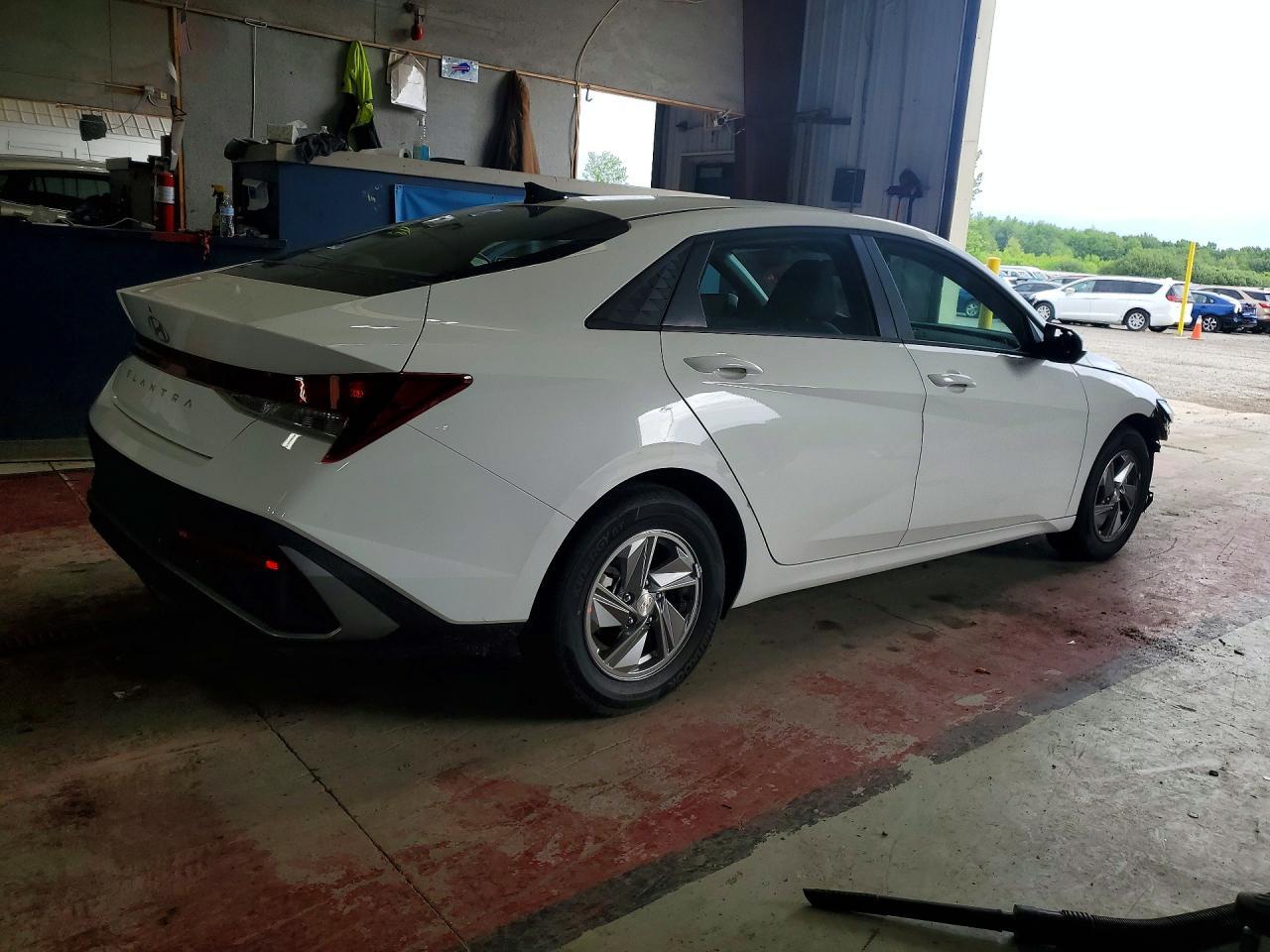 2026 Hyundai Elantra Se - Image 3