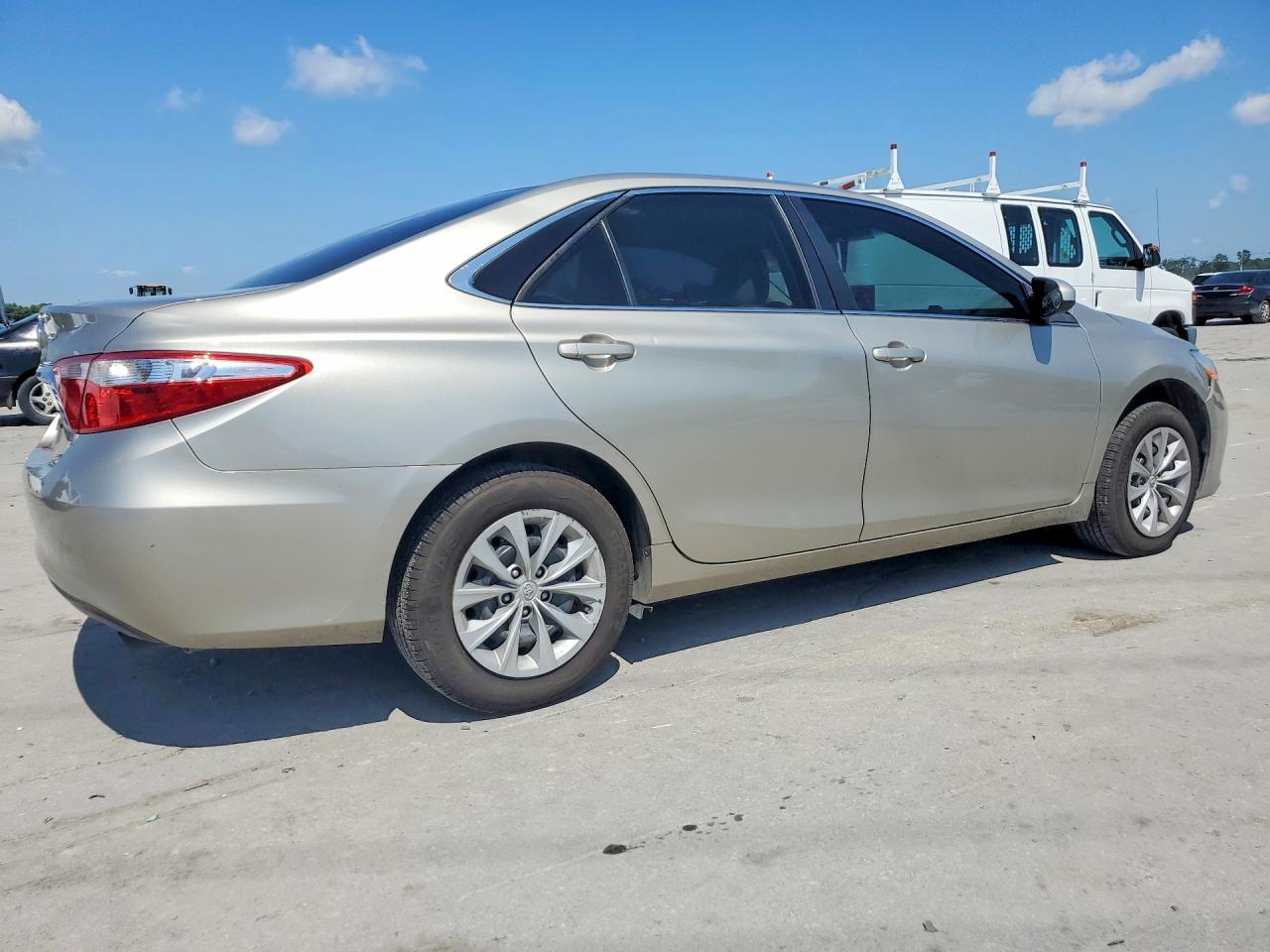 2016 Toyota Camry Le - Фото 3