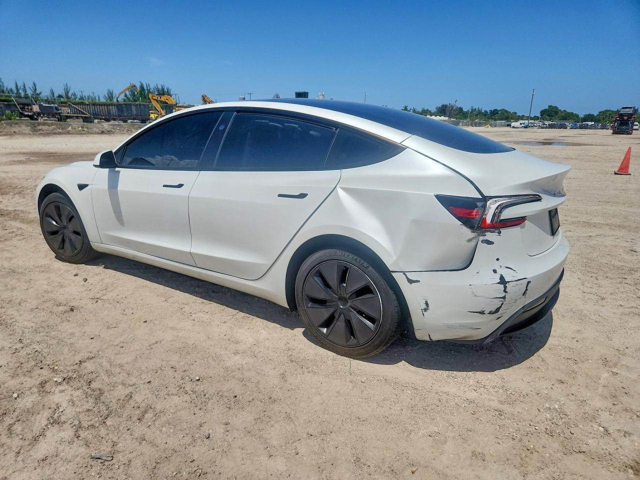 2025 Tesla Model 3 - Фото 2