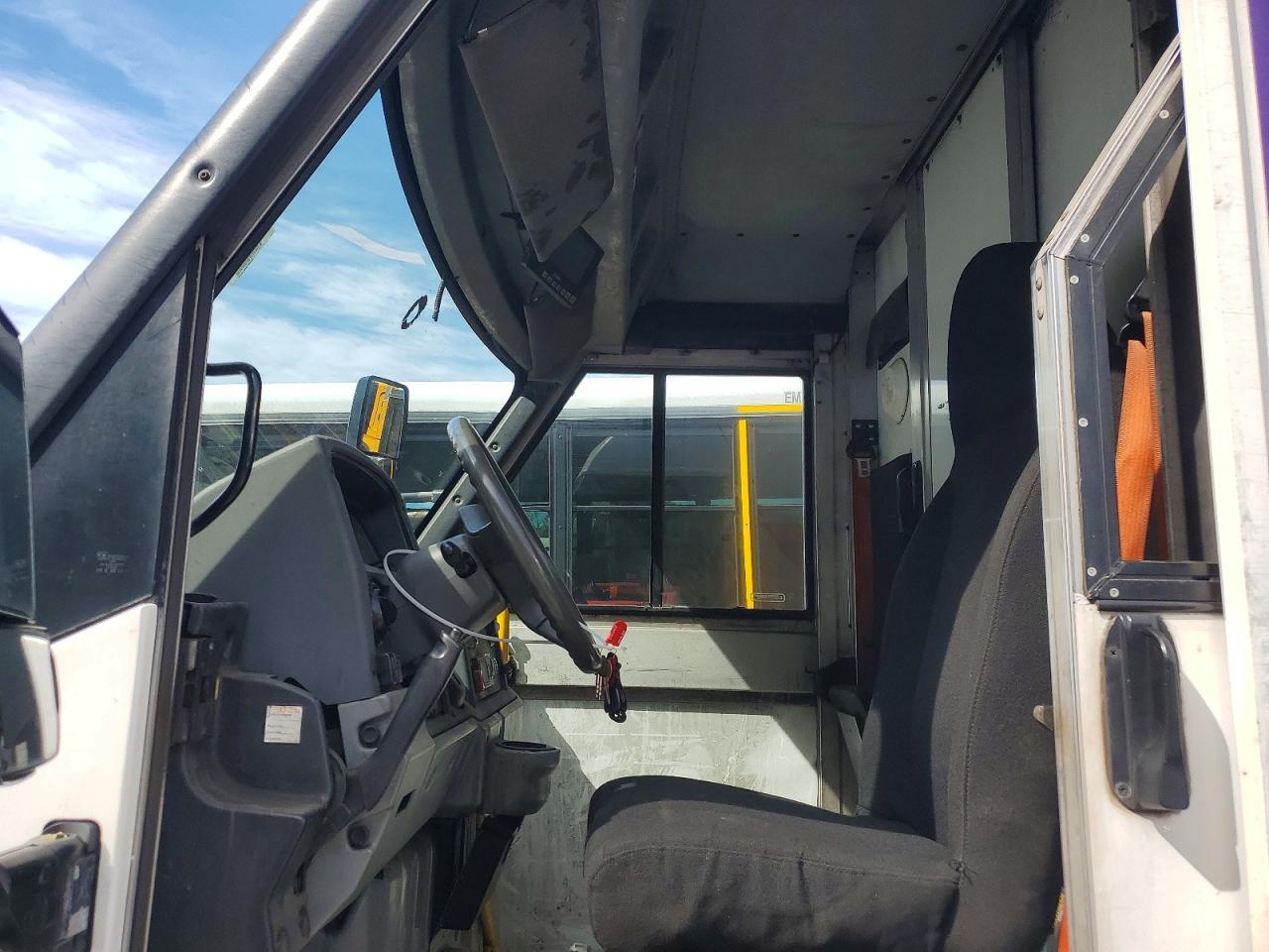 2013 Isuzu Npr Hd Step Van - Image 7