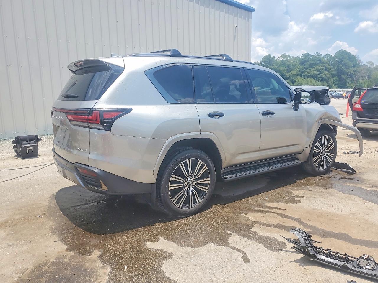 2023 Lexus Lx 600 Luxury - Image 3