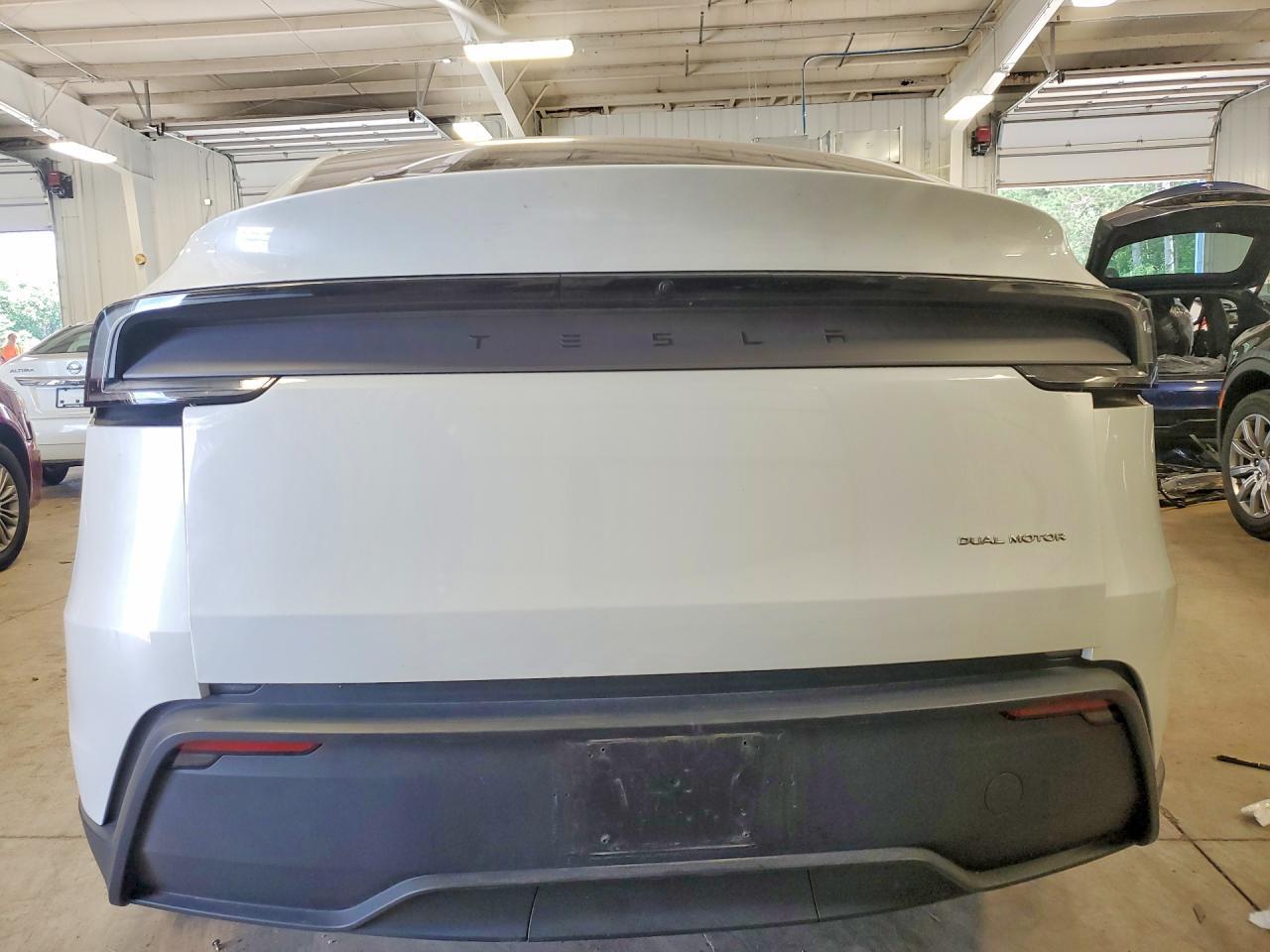 2026 Tesla Model Y - Фото 6