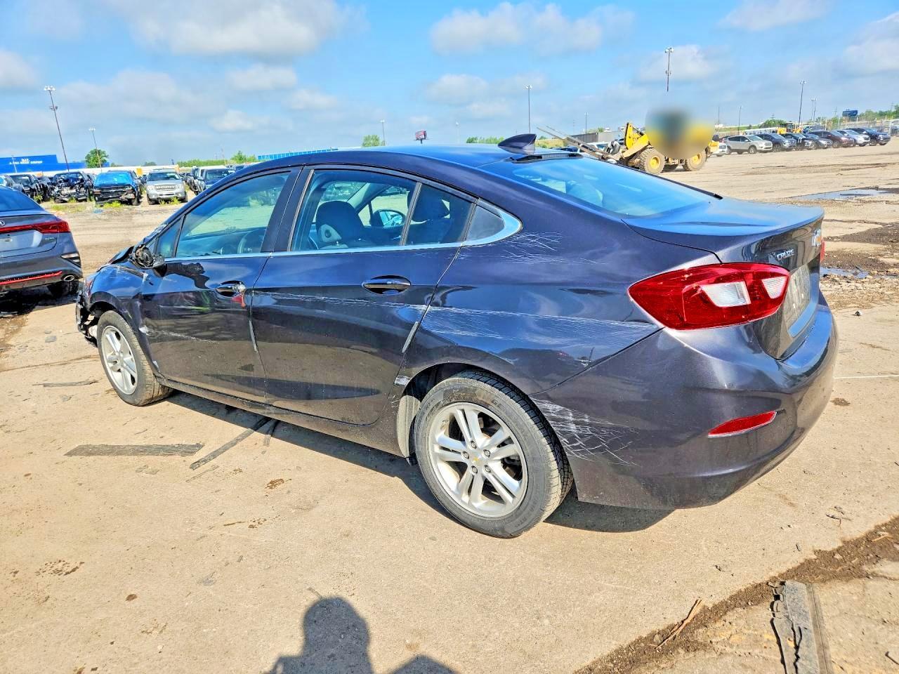 2017 Chevrolet Cruze Lt - Image 2