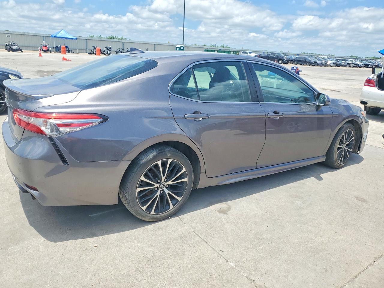 2019 Toyota Camry Se - Image 3