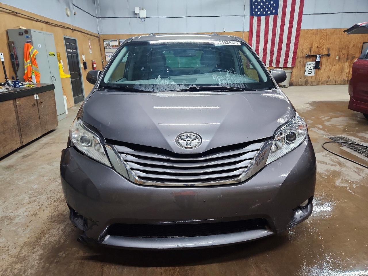 2017 Toyota Sienna Xle 7-Passenger - Image 5