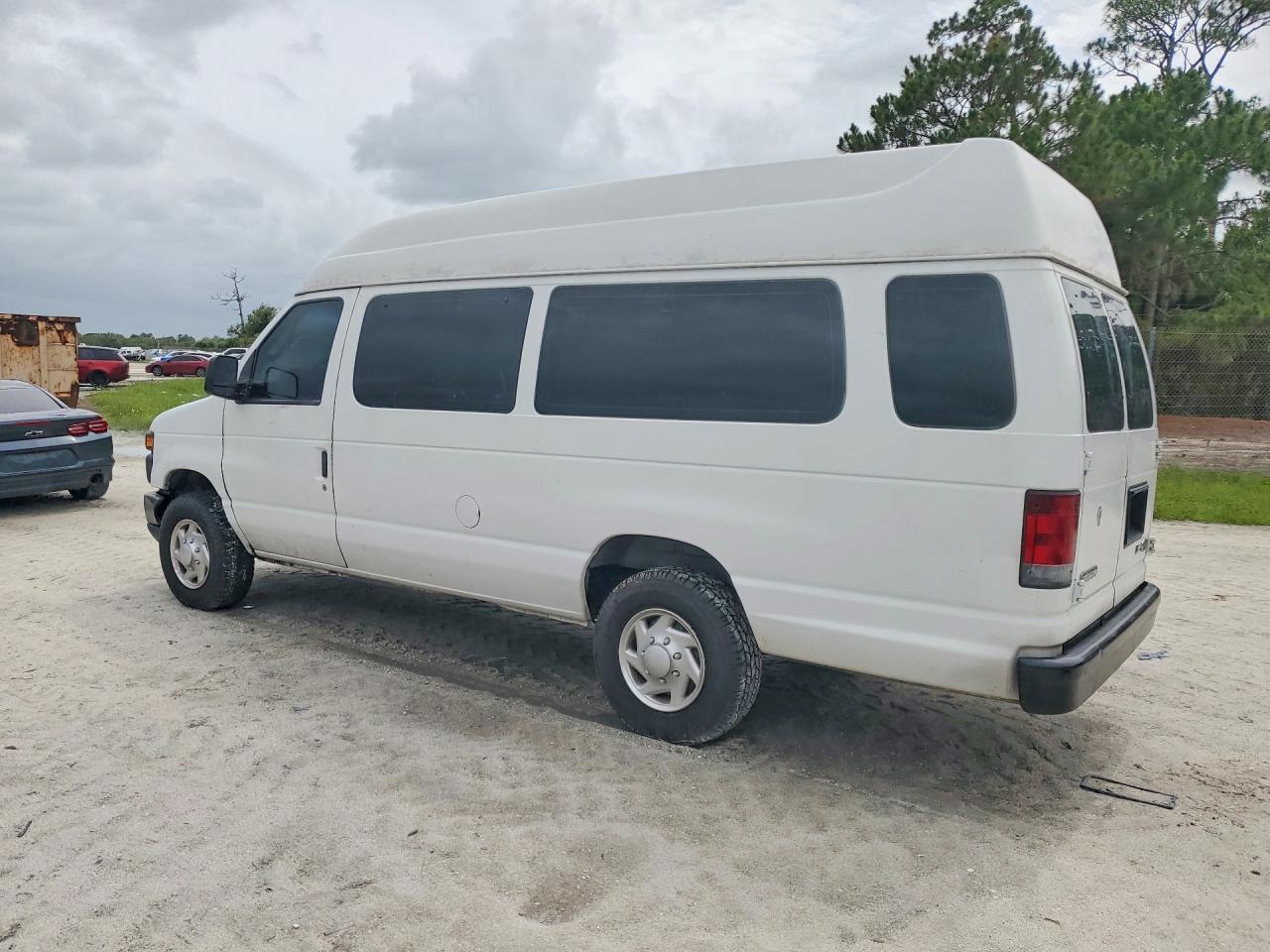 2009 Ford Econoline E250 Van - Фото 2
