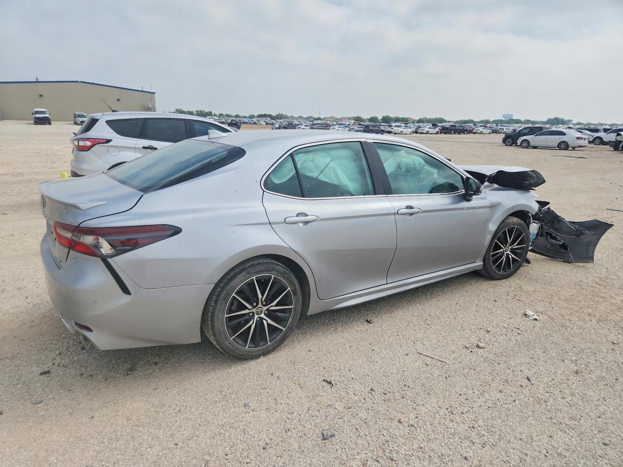 2022 Toyota Camry Se - Image 3