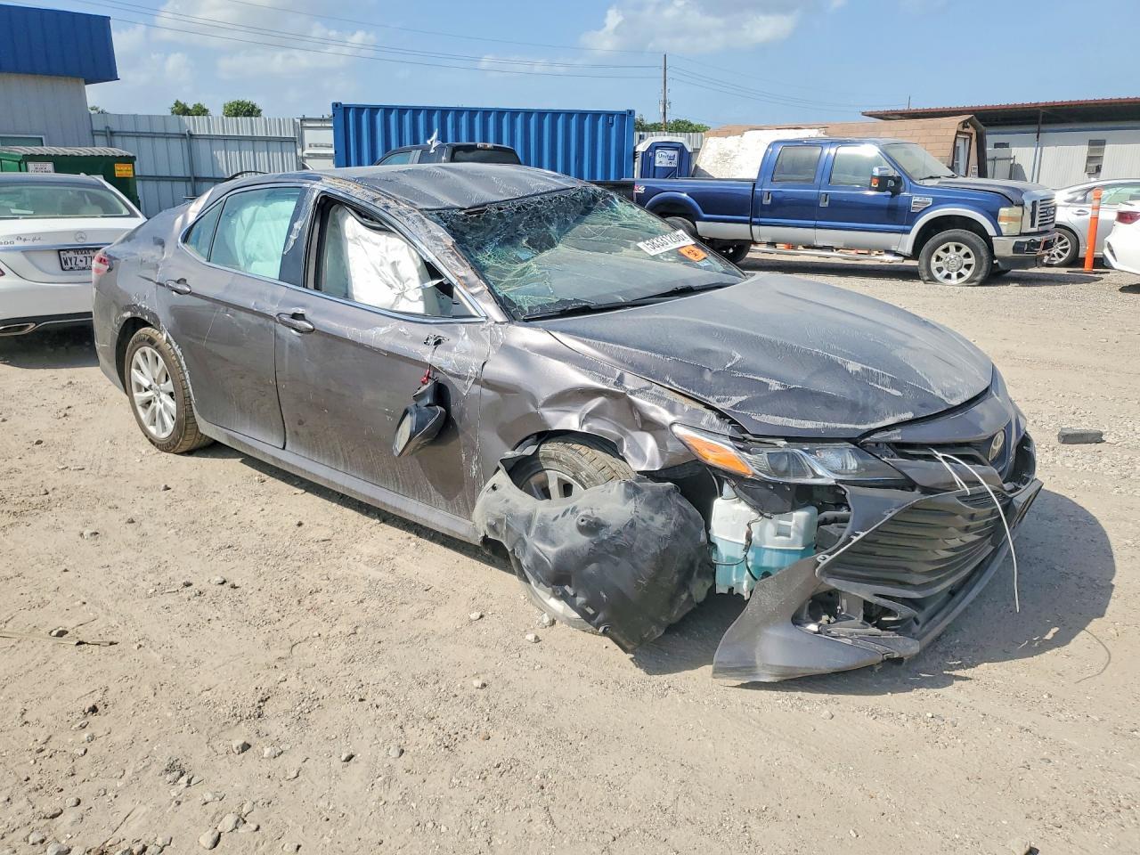 2020 Toyota Camry Le - Фото 4