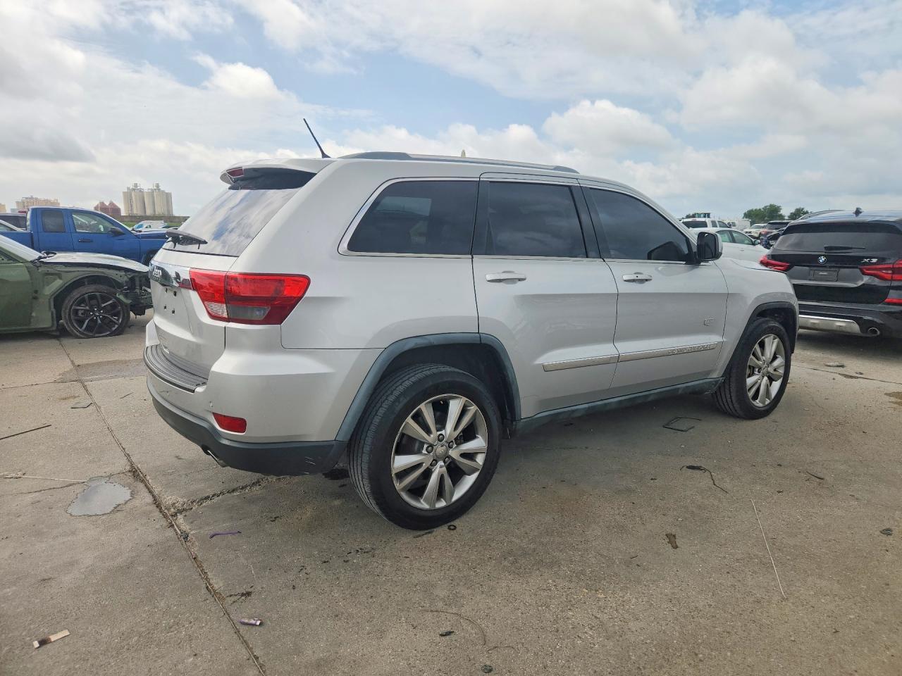 2011 Jeep Grand Cherokee Laredo - Image 3