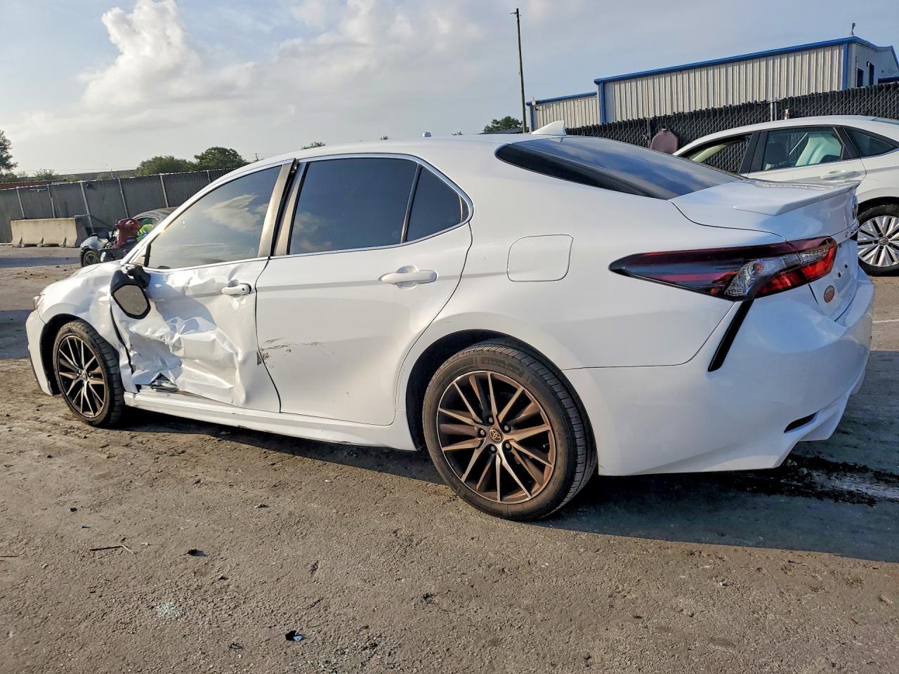 2022 Toyota Camry Se - Image 2