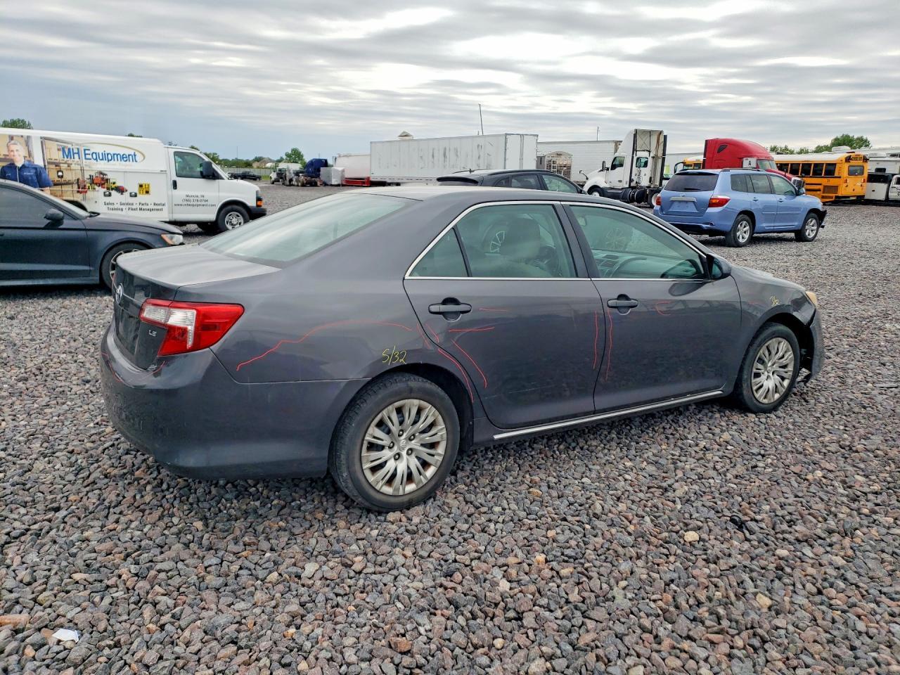 2014 Toyota Camry Le - Фото 3