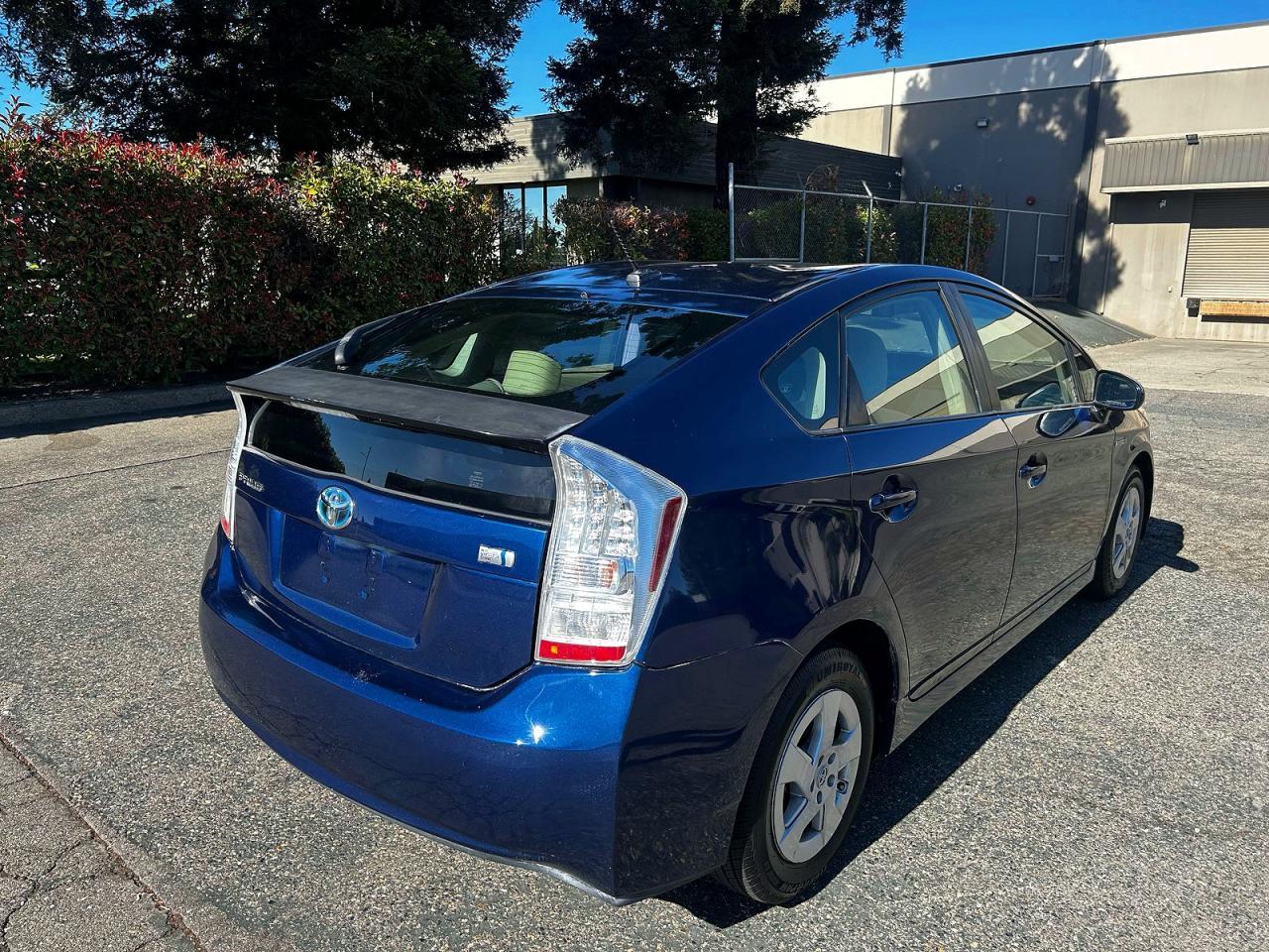 2011 Toyota Prius Two - Фото 4