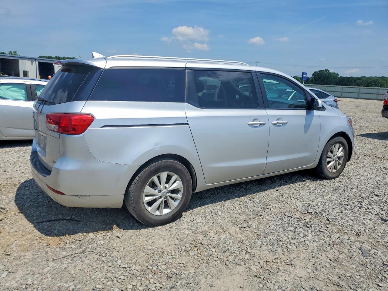 2017 Kia Sedona Lx - Фото 3
