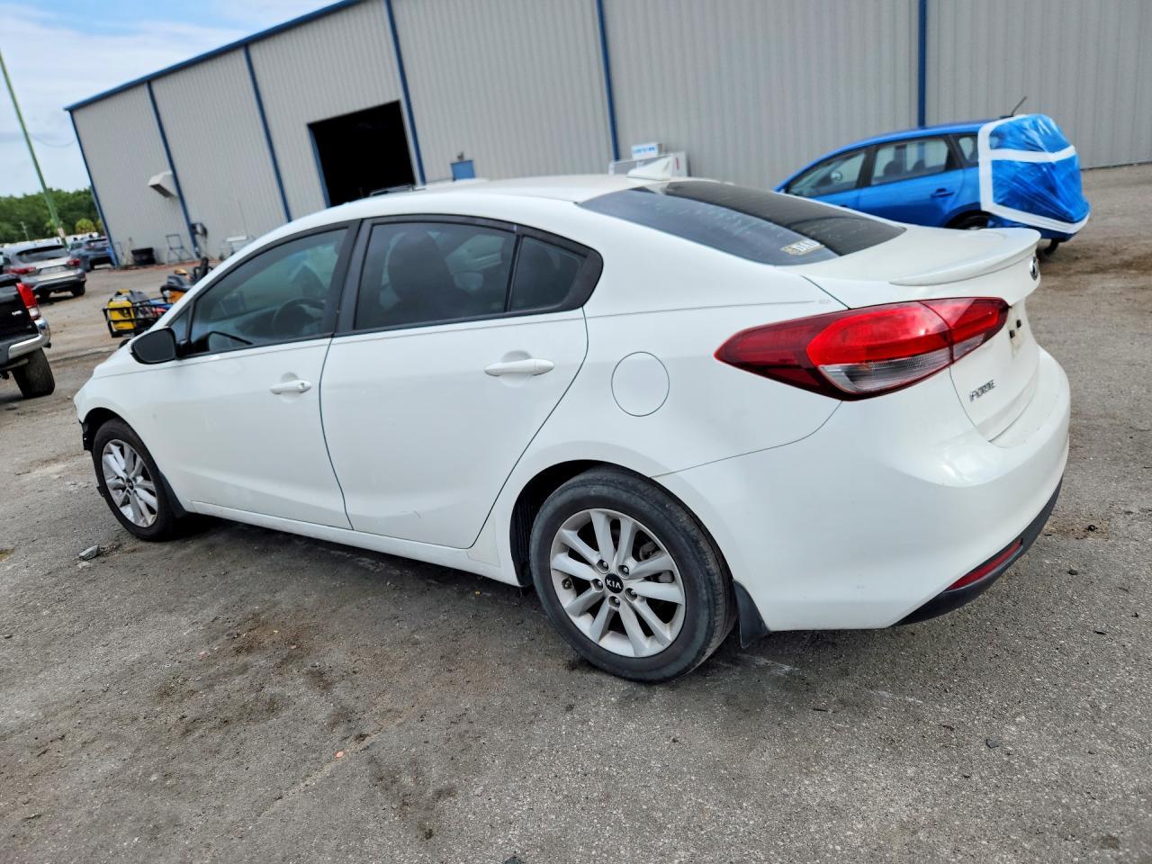 2017 Kia Forte S - Фото 2