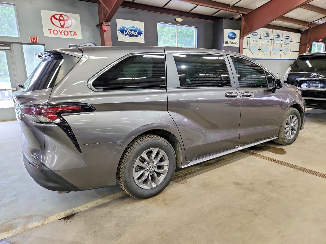2024 Toyota Sienna Xle 7-Passenger - Image 3