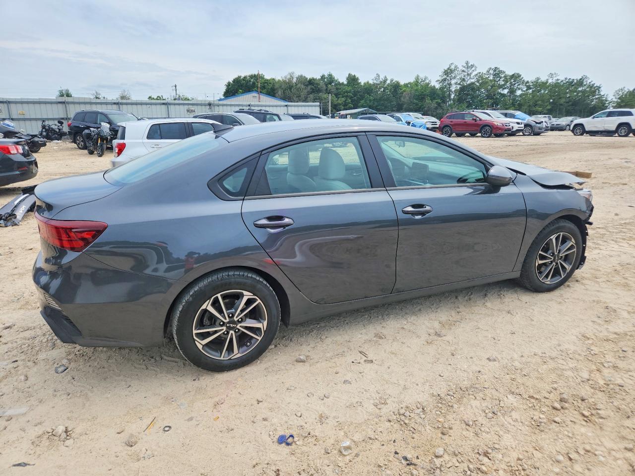 2022 Kia Forte Lxs - Image 3