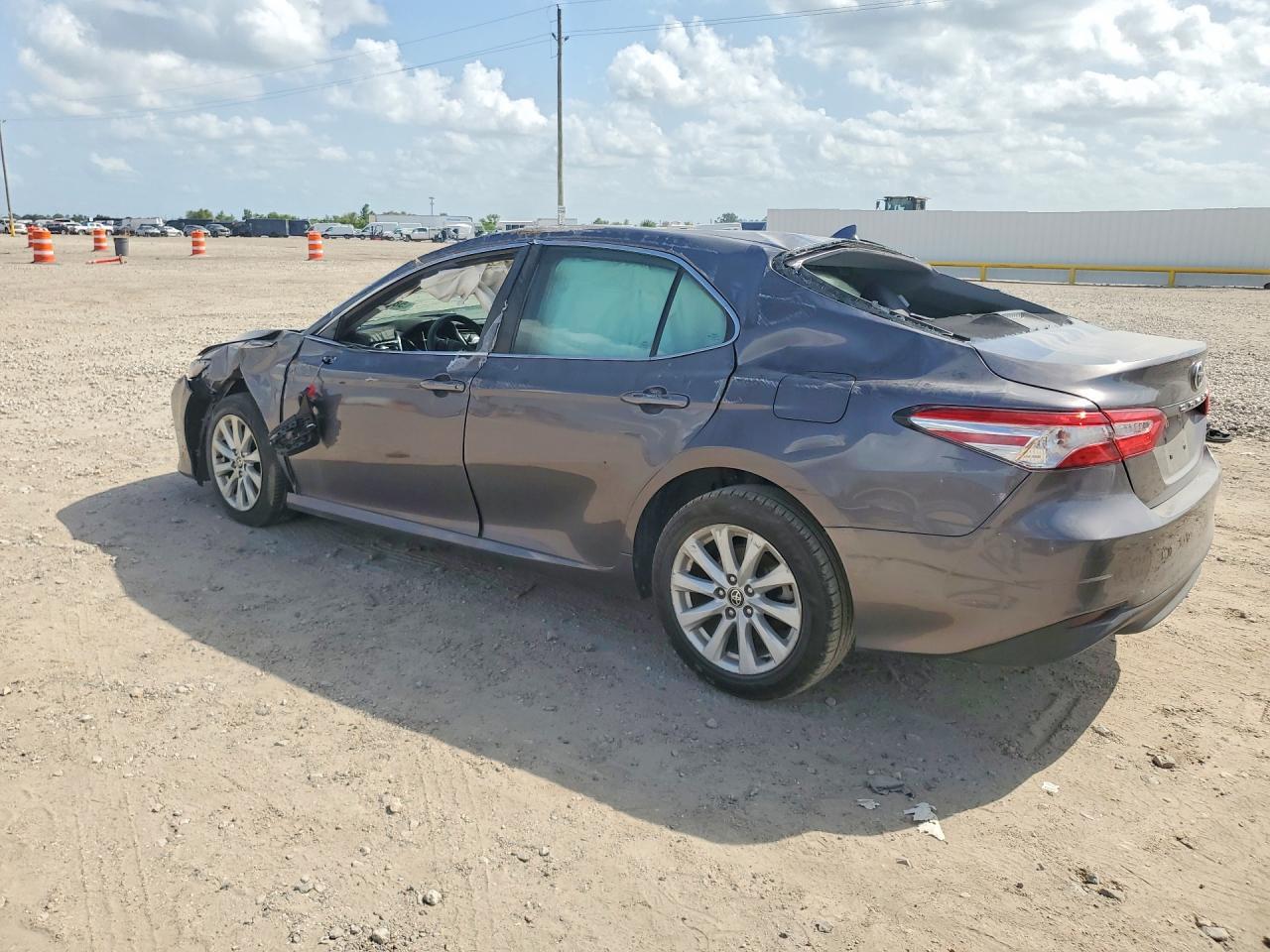 2020 Toyota Camry Le - Фото 2