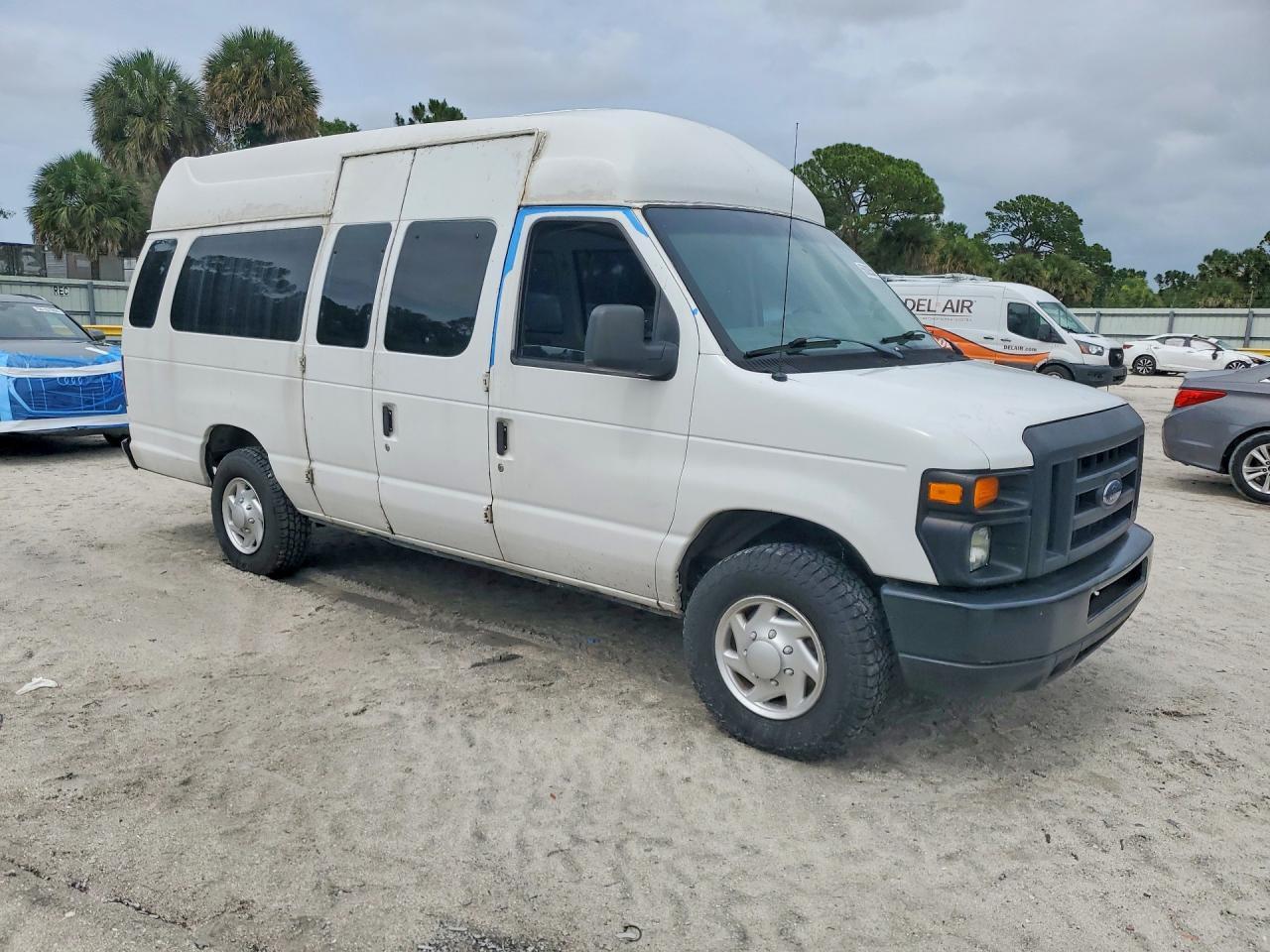 2009 Ford Econoline E250 Van - Фото 4