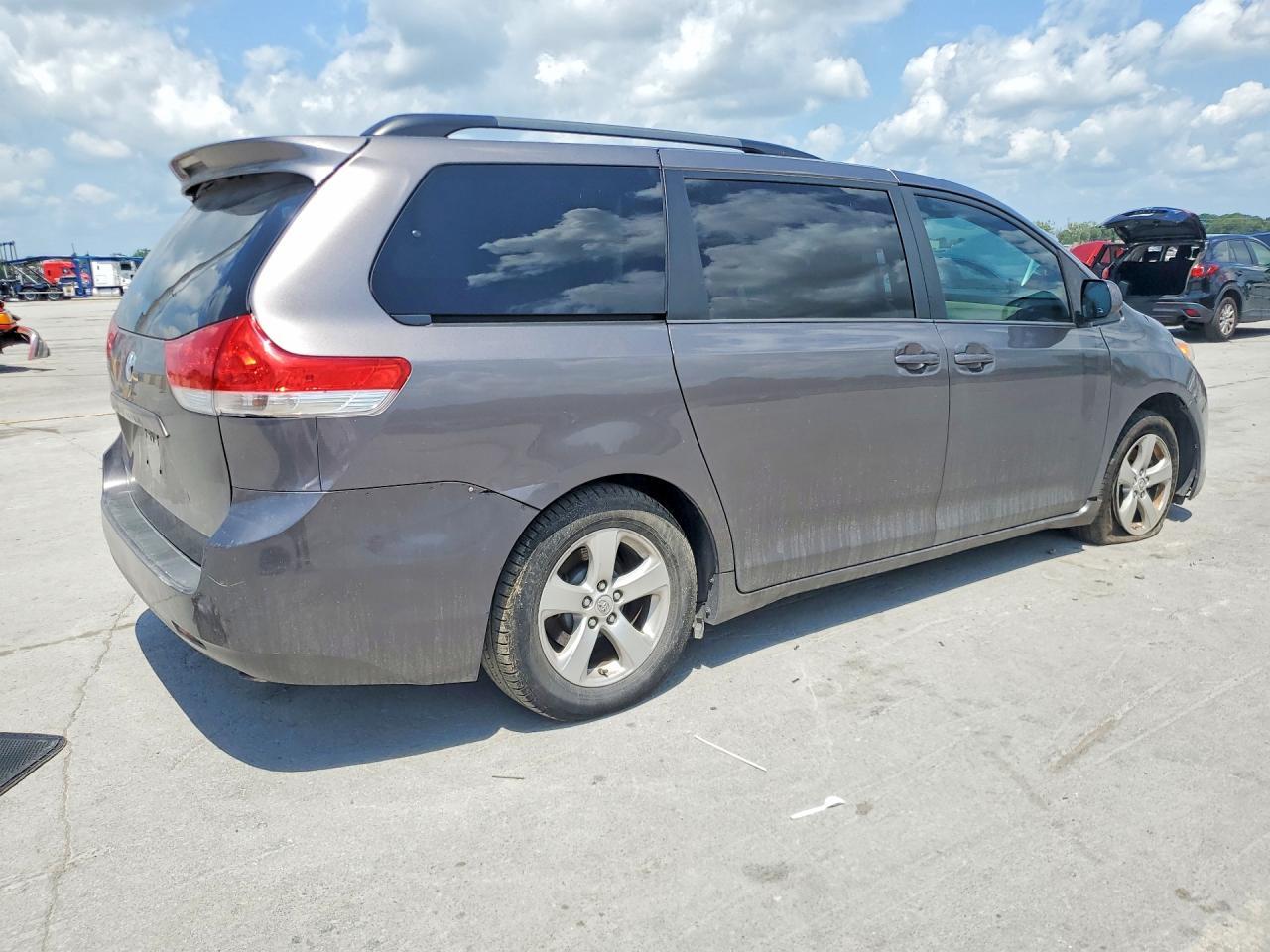 2014 Toyota Sienna Le - Image 3
