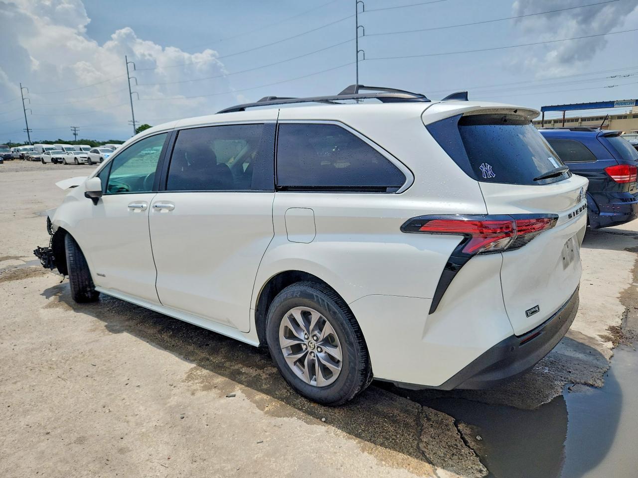 2021 Toyota Sienna Xle - Фото 2