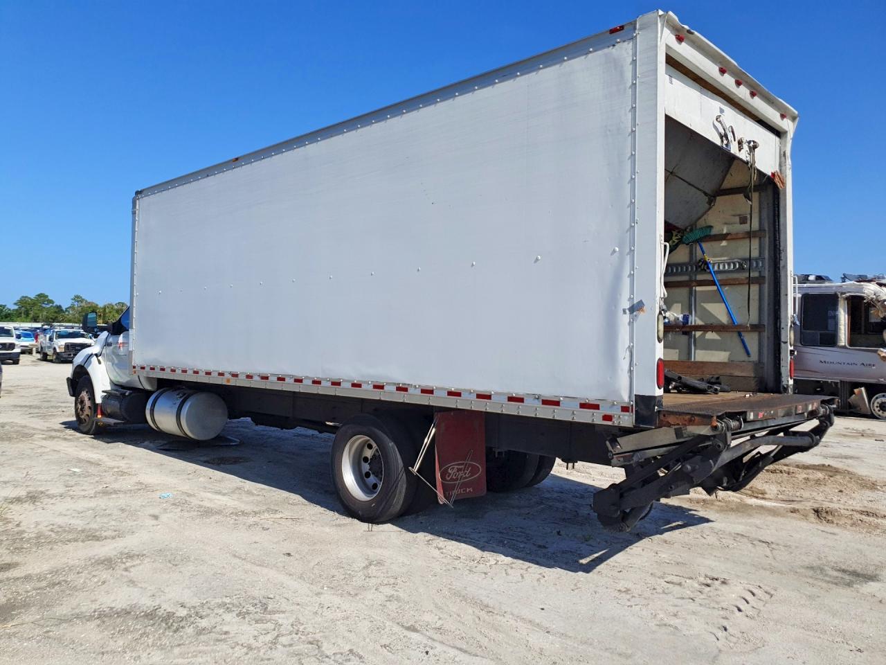 2013 Ford F750 Super Duty Box Truck - Фото 2