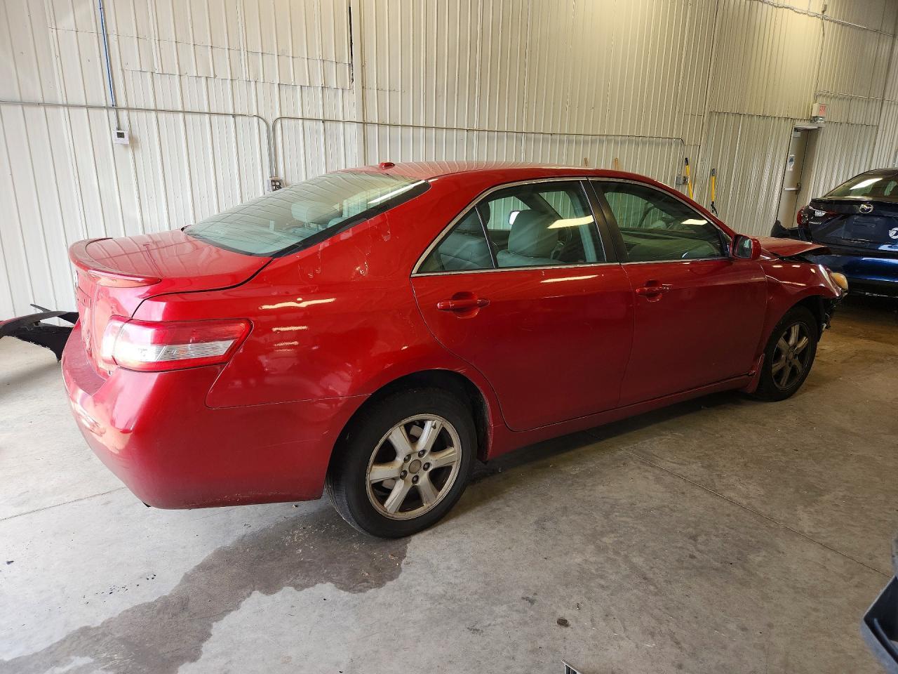 2010 Toyota Camry Le - Фото 3