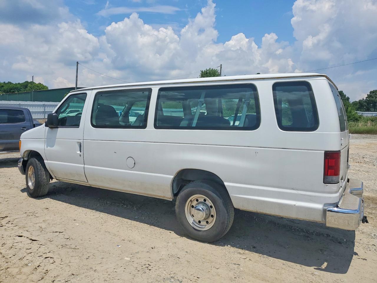 2003 Ford Econoline E350 Super Duty Wagon - Фото 2