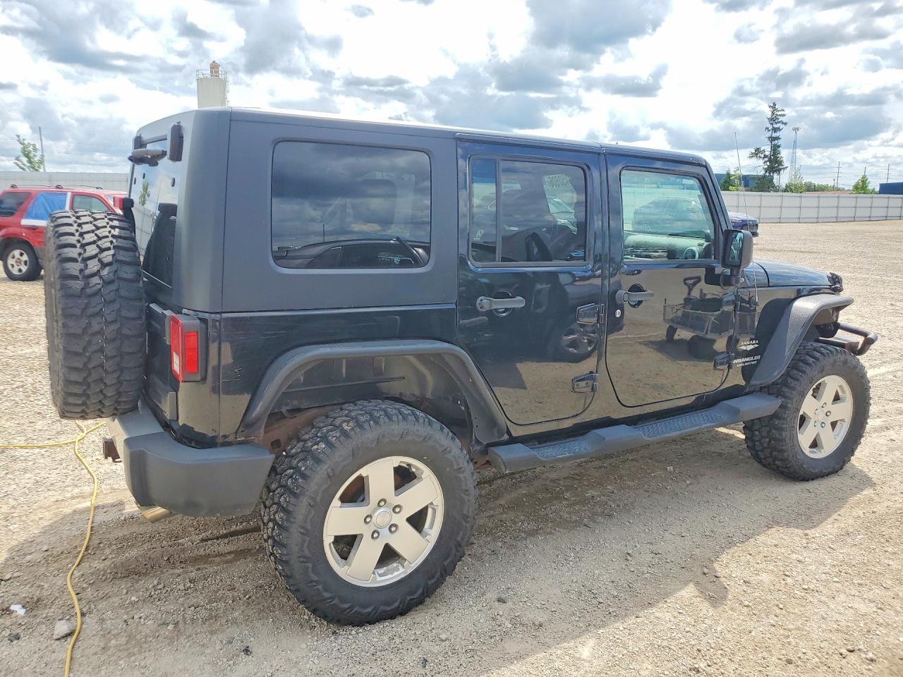 2010 Jeep Wrangler Unlimited Sahara - Image 3