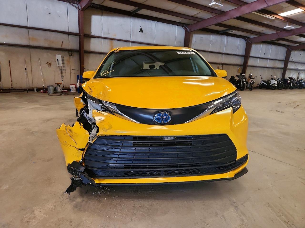 2025 Toyota Sienna Le - Image 5