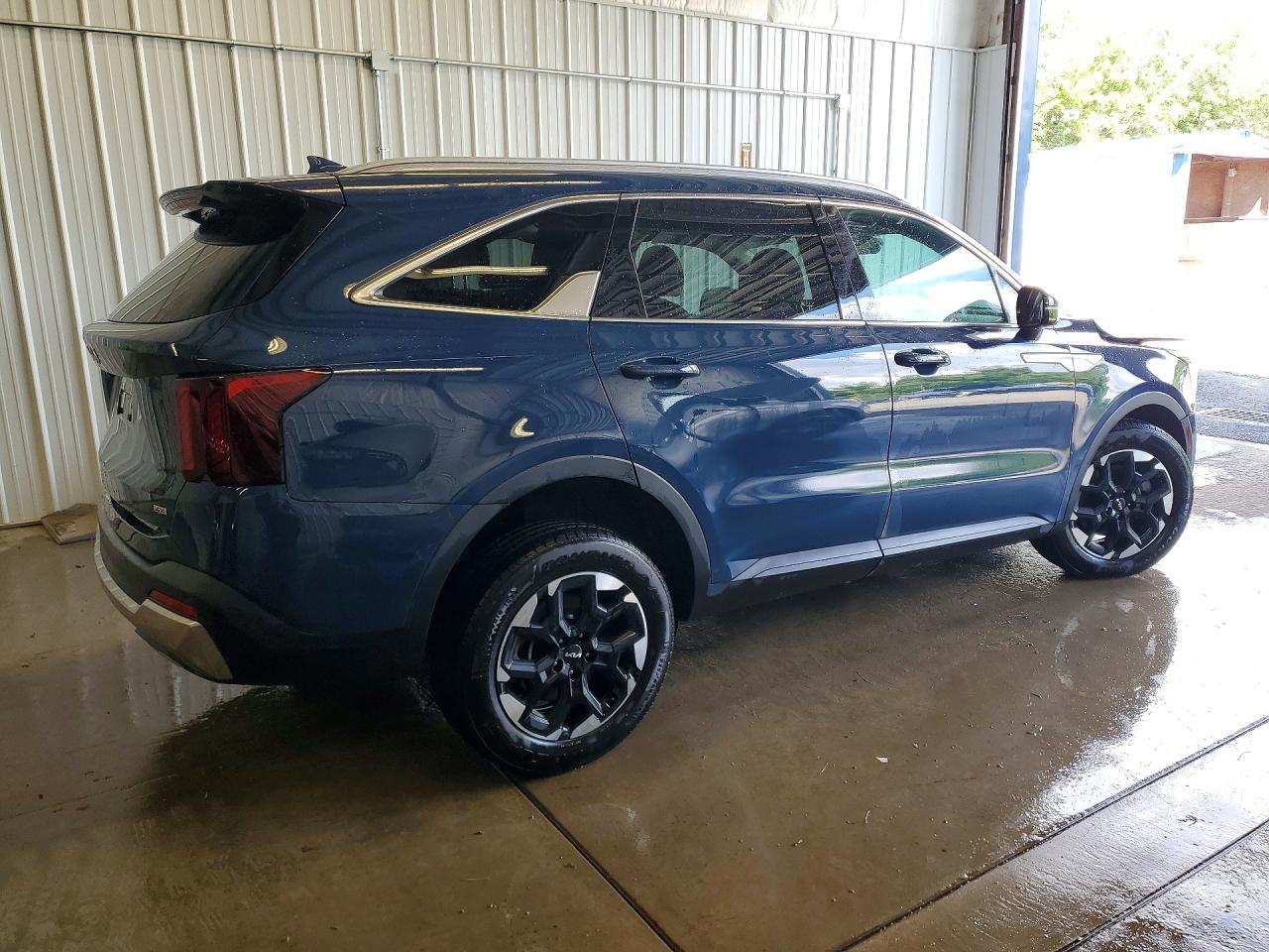 2024 Kia Sorento S - Image 3
