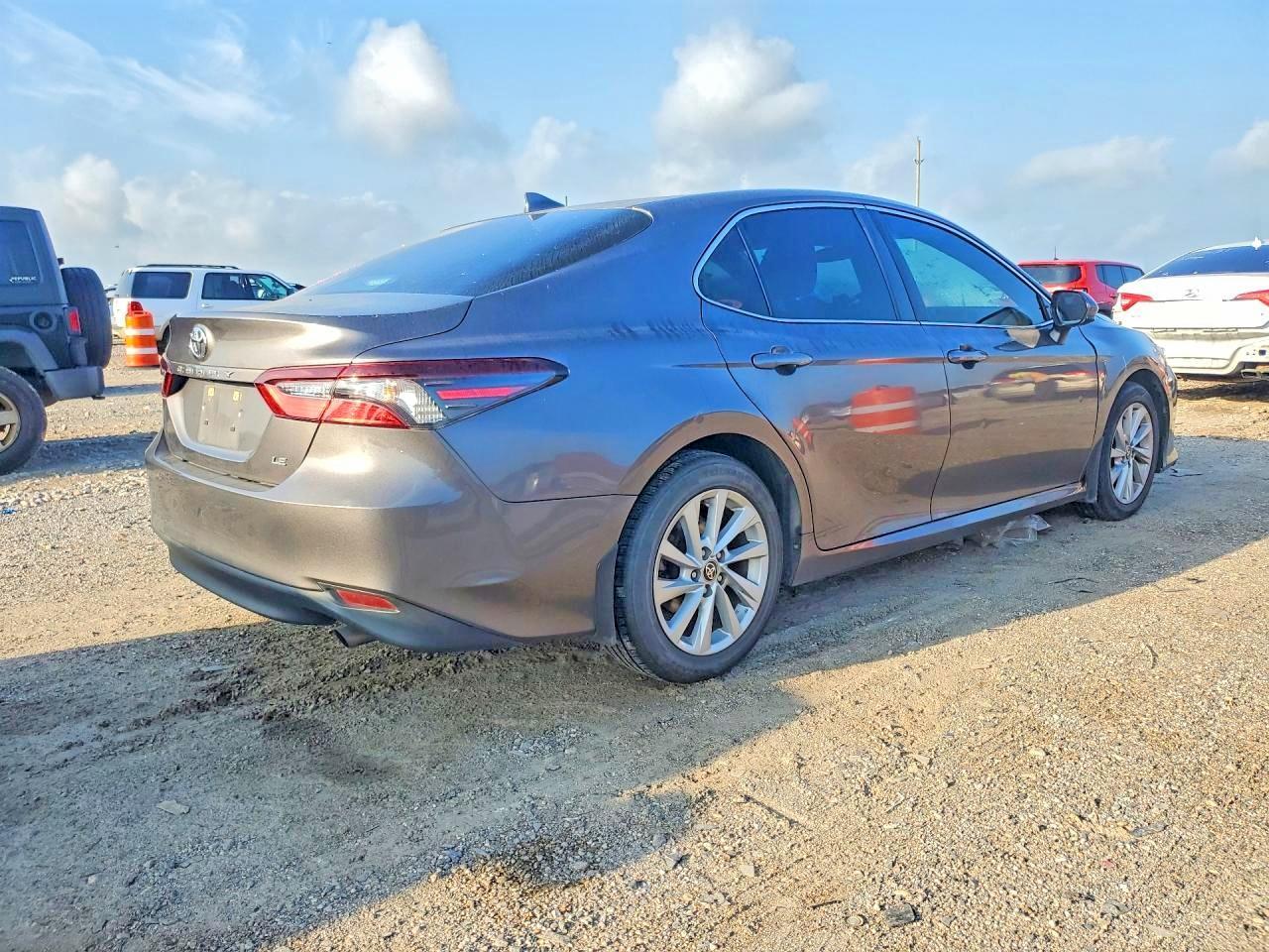 2021 Toyota Camry Le - Фото 3