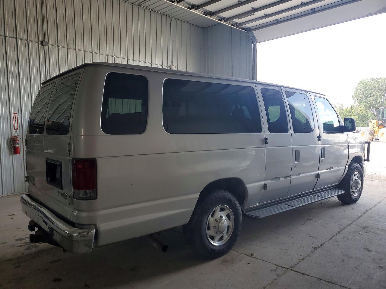 2011 Ford E-350 - Фото 3