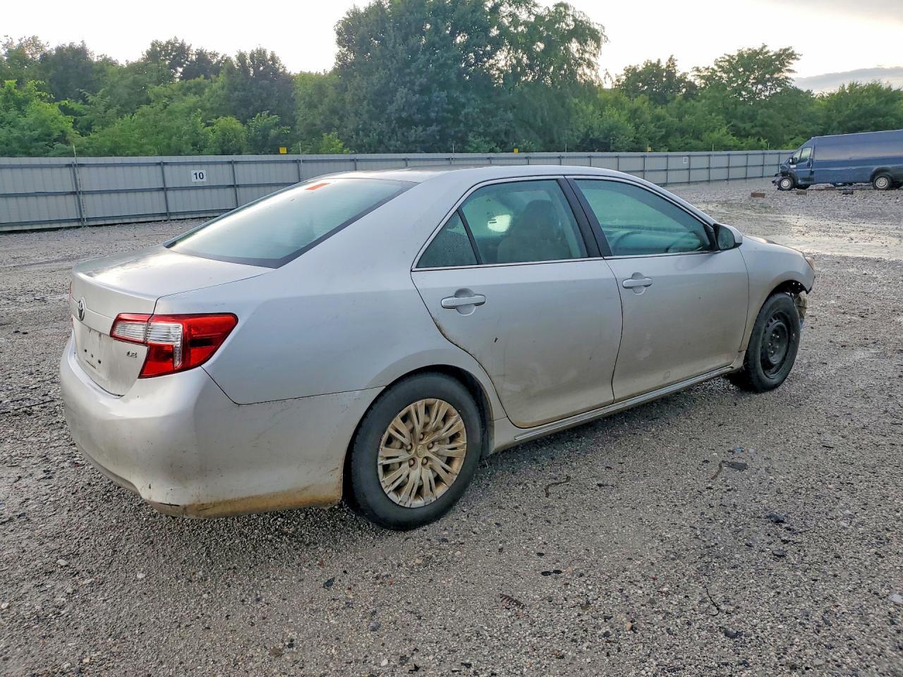 2014 Toyota Camry Le - Фото 3